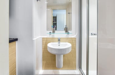 Fulham Palace Road, Hammersmith, London - Image 3